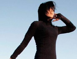 Inovasi Gaun Yang Bisa Dipakai Menelepon