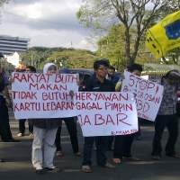 Tolak Kartu Lebaran Gubernur, Massa Corat-Coret Gedung Sate