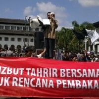 Sambil Genggam Alquran Braile, Andri Ikut Orasi