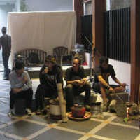 Kecam Tabung Gas 3 Kg, Seniman Manggung Sambil Masak Pakai Hawu  