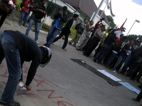 GMNI Geruduk Pom Bensin Petronas