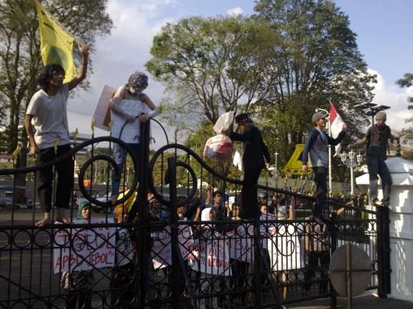 PMII Geruduk Gedung Sate PMII Geruduk Gedung Sate