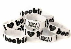 Kampanye Gelang Kanker I Love Boobies Dilarang di Sekolah