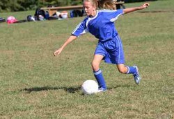 Laki-laki dan Perempuan Gunakan Otot Berbeda Saat Menendang