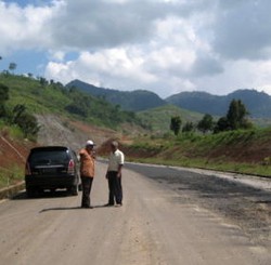Waspadai Longsoran Material Batu di Lingkar Nagreg