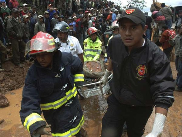 Jalan Raya Longsor 18 Orang Tewas