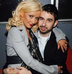 Christina Aguilera Selalu Mesra Dengan Suami Karena Lipstick