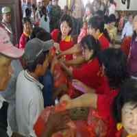 Ratusan Warga Antre Sembako Gratis di Klenteng Boen Bio 