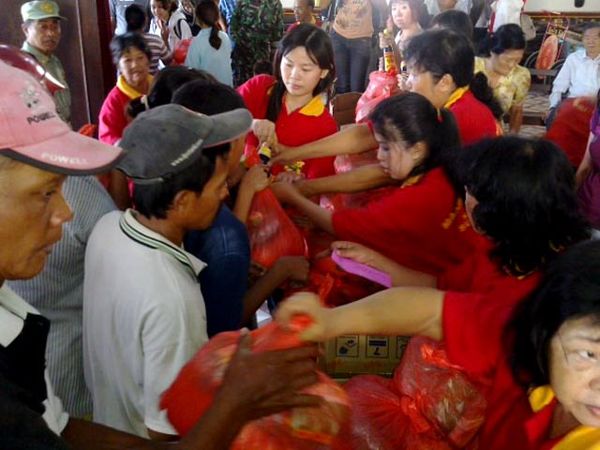 Antre Sembako di Klenteng