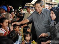 SBY Kunjungi Korban Letusan Sinabung 