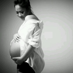 Pamer Foto Seksi Saat Hamil, BCL Menuai Pujian di Twitter