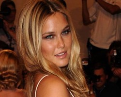 Model Remaja Kurus Bikin Bar Refaeli Sedih