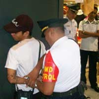 Satpam Tunjungan Plasa Dilatih Membekuk Copet