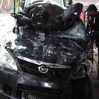 Xenia Tabrak Jembatan, 2 Orang Pemudik Tewas