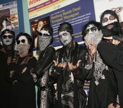 Band Kuburan Ceria Temani Saat Buka Puasa