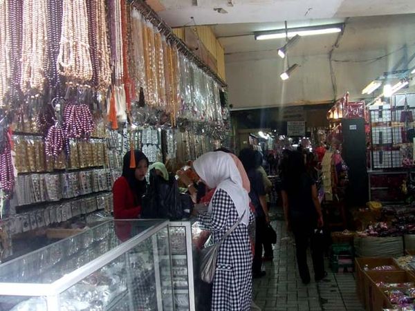 Berburu Aksesori di Pasar Asemka