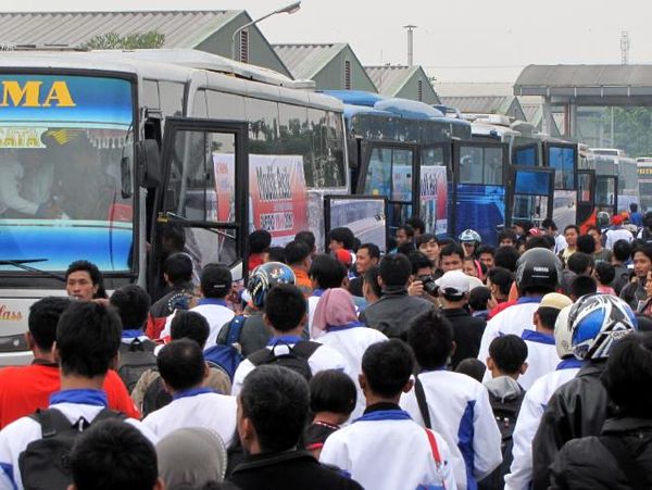 Pemotor Yamaha Mudik Naik Bus dan Truk