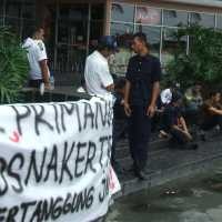 Di-PHK dan Tidak Dapat THR, Puluhan Satpam Saphir Square Yogya Demo