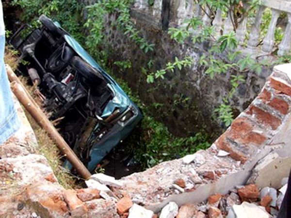 Mobil Nyemplung ke Sungai