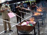 Kejari Surabaya Musnahkan Barbuk