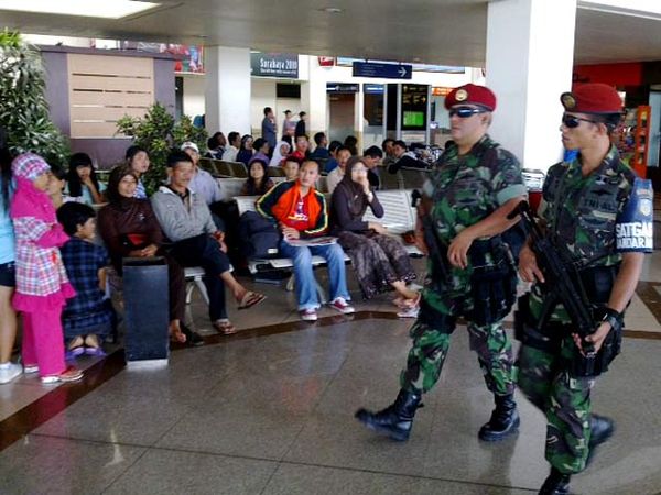 Prajurit TNI AL Jaga Bandara Juanda