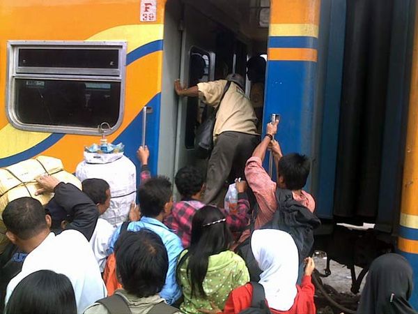 Pemudik Serbu KA Kertajaya Lebaran