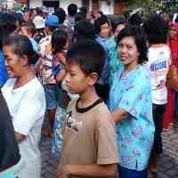 Kecele Pembagian Zakat, Ratusan Gakin Serbu Kantor Pos Besar Kediri 