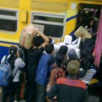 Penumpang Rela Menunggu Berjam-jam Demi Mendapat Kursi