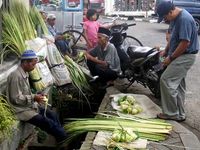 Penjual Kulit Ketupat Banjiri Pasar