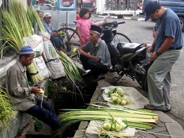 Penjual Kulit Ketupat Banjiri Pasar