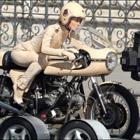 Keira Knightley, Tetap Cantik di Motor Antik