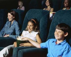 Agar Si Kecil Nyaman Saat Nonton di Bioskop