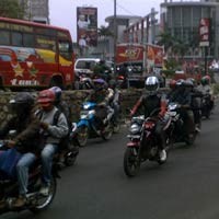 Pemudik Bermotor Kuasai Jalan Kalimalang