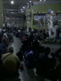 Pemudik Tidur Sambil Antre Tiket di Stasiun Gambir 