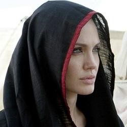 Berkerudung, Jolie Ajak Masyarakat Bantu Korban Banjir Pakistan