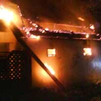 3 Rumah Terbakar, Desa Siring Barat Porong Gelap Gulita