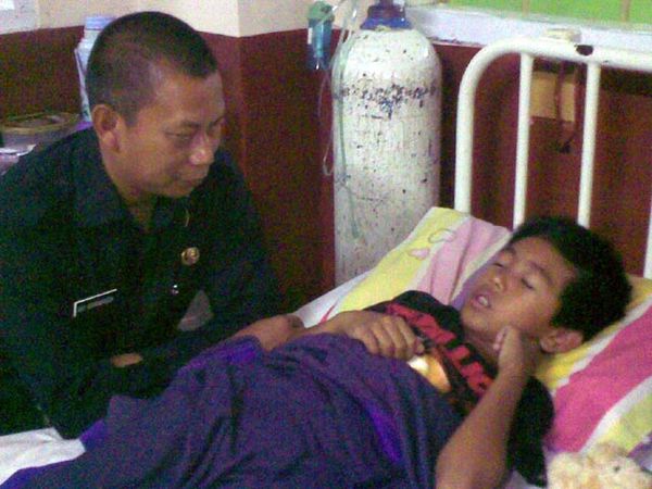 Ayi Vivananda Jenguk Korban Penendangan Guru