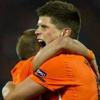 Dua Gol Huntelaar Menangkan Oranje