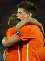 Dua Gol Huntelaar Menangkan Oranje