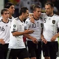 Langkah Mulus Tim Besar & Pesta Gol