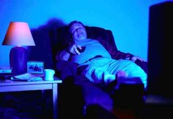 Cadangan Kalori Para Pemalas Bisa untuk Nyalakan TV