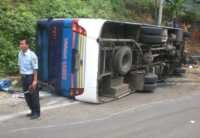 Sopir Mengantuk, Bus Hiba Utama Terbalik di Tol Cikampek