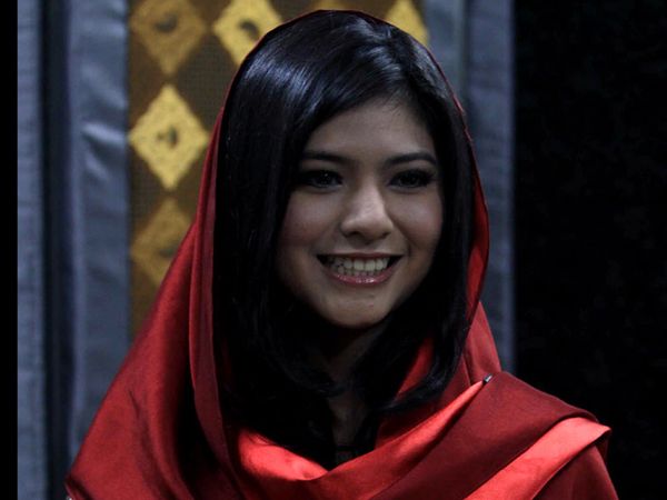 Qory Sandioriva Berkerudung Merah
