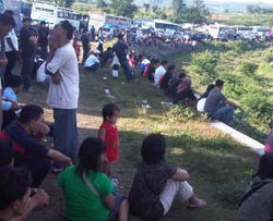 Tak Tahan Nunggu Macet, Ratusan Penumpang Keluar Bus di Brebes