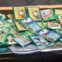 Amplop Uang Gambar Upin-Ipin Ramaikan Pasar Jelang Lebaran