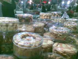Pedagang Kue Pinggir Jalan Obral Harga