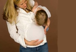 Bahayakah Menggendong Anak Saat Hamil?