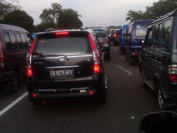Tol Cikampek Mengular