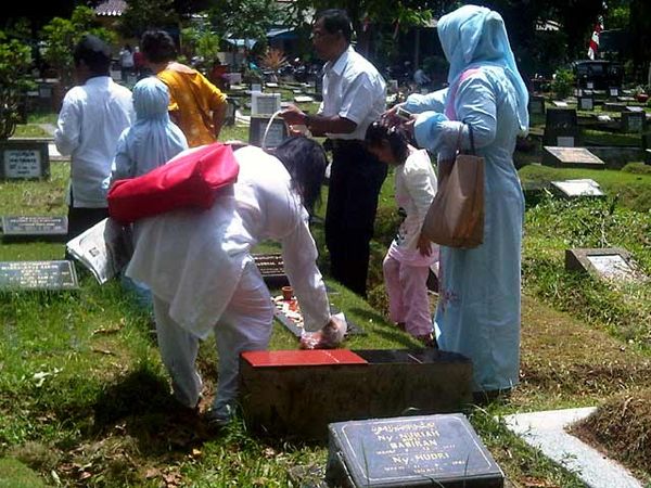 Usai Berlebaran Warga Kepemakaman