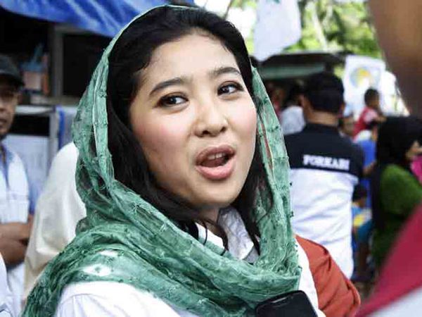 Olivia Zalianty Berkerudung Hijau